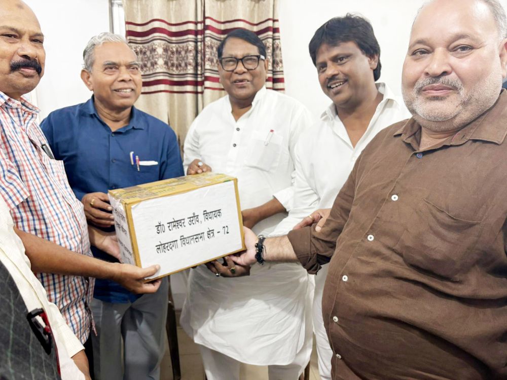 MLA Rameshwar Oraon submits 26K signatures against ‘vote theft’ to Cong chief