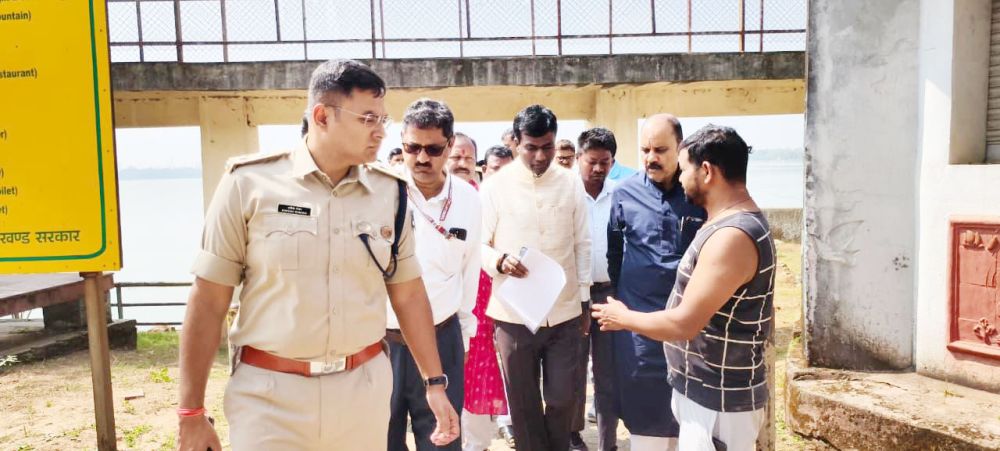 DC Bhajantri inspects Chhath ghats, reviews safety, sanitation